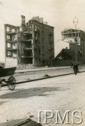 Wrzesień 1939, Warszawa, Polska. 
Zniszczone na skutek niemieckich bombardowań domy przy ulicy Grochowskiej. Widok od strony ul. Wiatracznej, od lewej: Grochowska 215, drewniana chata - Grochowska 217, Grochowska 219 i Grochowska 221.
Fot. NN, Instytut Polski i Muzeum im. gen. Sikorskiego w Londynie [szuflada 58, sygnatura 12713]