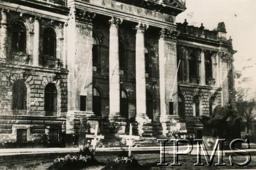 Wrzesień 1939, Warszawa, Polska. 
Zniszczony działaniami wojennymi gmach Towarzystwa Zachęty Sztuk Pięknych - 