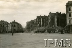 Prawdopodobnie październik 1939, Warszawa, Generalne Gubernatorstwo.
Widok z Placu Piłsudskiego w stronę ul. Wierzbowej. Po lewej fragment Pałacu Brühla - siedziby Ministerstwa Spraw Zagranicznych. Od prawej: Fragment Kamienicy Franckich - ul. Ossolińskich 6, dalej ruiny kamienicy Towarzystwa Ubezpieczeń - ul. Ossolińskich 8 i ruiny kamienicy przy Wierzbowej 2.
Fot. NN, Instytut Polski i Muzeum im. gen. Sikorskiego w Londynie [szuflada 58, sygnatura 2311]
