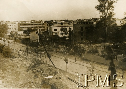 Wrzesień 1939, Warszawa, Polska. 
Ulica Jakubowska na Saskiej Kępie po niemieckim nalocie bombowym. Widok z nasypu Alei Poniatowskiego.
Fot. NN, Instytut Polski i Muzeum im. gen. Sikorskiego w Londynie [szuflada 58, brak sygnatury]