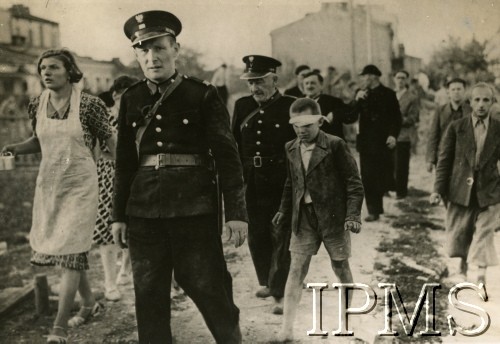Wrzesień 1939, Warszawa, Polska.
Funkcjonariusze policji pomagają ludności cywilnej podczas nalotów na Warszawę.
Fot. NN, Instytut Polski i Muzeum im. gen. Sikorskiego w Londynie [szuflada 58, sygnatura II0325]