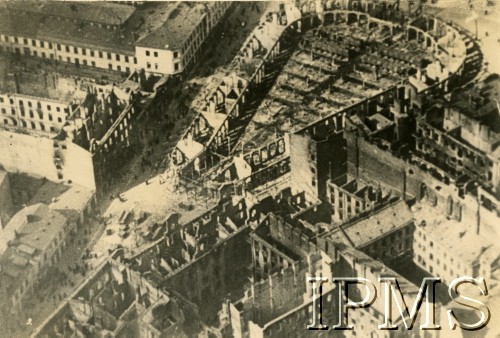 Jesień 1939, Warszawa, Polska. 
Zniszczona zabudowa miasta przy ulicy Rynkowej i Skórzanej. W środku zdjęcia spalony 