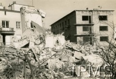 1939-1945, Warszawa, Generalne Gubernatorstwo.
Domy zniszczone przez nalot bombowy.
Fot. NN, Instytut Polski i Muzeum im. gen. Sikorskiego w Londynie [szuflada 58, brak sygnatury]