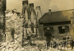 Wrzesień 1939, Warszawa, Polska. 
Rodzina na gruzach posesji przy ul. Radzyminskiej 10. 
Fot. Julien Bryan, Instytut Polski i Muzeum im. gen. Sikorskiego w Londynie [szuflada 58, brak sygnatury]