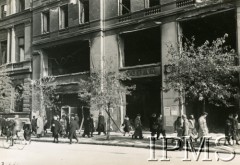 Wrzesień 1939, Warszawa, Polska. 
Przechodnie na placu Małachowskiego. W tle wypalone sklepy (Kodak) w kamienicy Krasińskich przy pl. Małachowskiego 2, po lewej fragment pałacu Leopolda Kronenberga  przy pl. Małachowskiego 4.
Fot. NN, Instytut Polski i Muzeum im. gen. Sikorskiego w Londynie [szuflada 58, sygnatura 329]