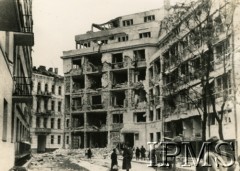 Wrzesień 1939, Warszawa, Polska. 
Zniszczona na skutek niemieckich nalotów zabudowa w al. Przyjaciół. Po prawej i w środku kamienica Koszykowa 12, dalej budynek przy Koszykowej 15, po lewej balkony kamienicy Robinsona - Koszykowa 10, wychodzące na al. Przyjacół.
Fot. NN, Instytut Polski i Muzeum im. gen. Sikorskiego w Londynie [szuflada 58, sygnatura 2444]