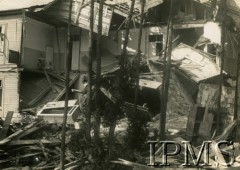 Wrzesień-grudzień 1939, Otwock, Polska.
Domek letniskowy  trafiony przez niemiecką bombę.
Fot. NN, Instytut Polski i Muzeum im. gen. Sikorskiego w Londynie [szuflada 58, brak sygnatury]