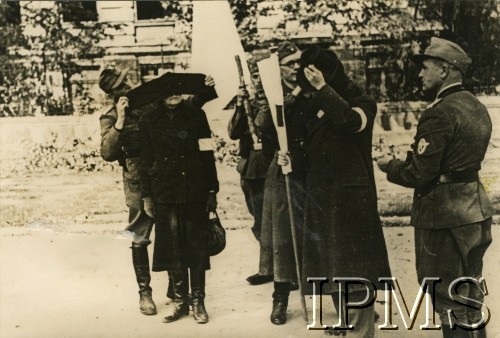 1944, Warszawa, Generalne Gubernatorstwo.
Członkowie Polskiego Czerwonego Krzyża delegowani do rozmów z generałem Güntherem Rohrem o ewakuacji cywilnej ludności Warszawy. Z lewej niemiecki żołnierz zasłania oczy hrabinie Marii Tarnowskiej.
Fot. NN, Instytut Polski i Muzeum im. gen. Sikorskiego w Londynie [szuflada 58, sygnatura PM/19560]