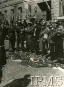 Sierpień-Wrzesień 1944, Warszawa, Generalne Gubernatorstwo.
Powstańcy ze zgrupowania Krybar z bronią, która została zrzucona na spadochronach. Stoją przed siedzibą dowództwa swojego zgrupowania przy ulicy Tamka 46.
Fot. NN, Instytut Polski i Muzeum im. gen. Sikorskiego w Londynie [szuflada 58, sygnatura]