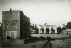 Ok. 1945-1946, Warszawa, Polska.
Cokół zniszczonego pomnika księcia Józefa Poniatowskiego. W tle ruiny Pałacu Saskiego - Grób Nieznanego Żołnierza.
Fot. Jerzy Mizerski, Instytut Polski i Muzeum im. gen. Sikorskiego w Londynie.
