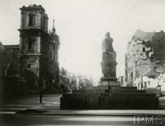 Ok. 1945-1946, Warszawa, Polska.
Krakowskie Przedmieście, na pierwszym planie pomnik Mikołaja Kopernika, z lewej ruiny kościoła Świętego Krzyża.
Fot. Jerzy Mizerski, Instytut Polski i Muzeum im. gen. Sikorskiego w Londynie.
