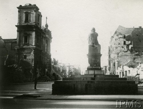 Ok. 1945-1946, Warszawa, Polska.
Krakowskie Przedmieście, na pierwszym planie pomnik Mikołaja Kopernika, z lewej ruiny kościoła Świętego Krzyża.
Fot. Jerzy Mizerski, Instytut Polski i Muzeum im. gen. Sikorskiego w Londynie.
