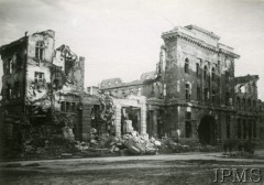 Ok. 1945-1946, Warszawa, Polska.
Ulica Świętokrzysta, ruiny Poczty Głównej.
Fot. Jerzy Mizerski, Instytut Polski i Muzeum im. gen. Sikorskiego w Londynie.
