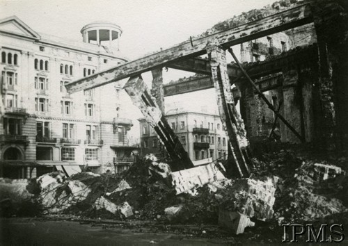 Ok. 1945-1946, Warszawa, Polska.
Ruiny zniszczonego hotelu Europejskiego, w tle hotel Bristol.
Fot. Jerzy Mizerski, Instytut Polski i Muzeum im. gen. Sikorskiego w Londynie.
