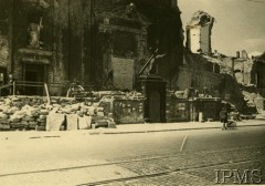 Ok. 1945-1946, Warszawa, Polska.
Krakowskie Przedmieście, ruiny kościoła Świętego Krzyża.
Fot. NN, Instytut Polski i Muzeum im. gen. Sikorskiego w Londynie