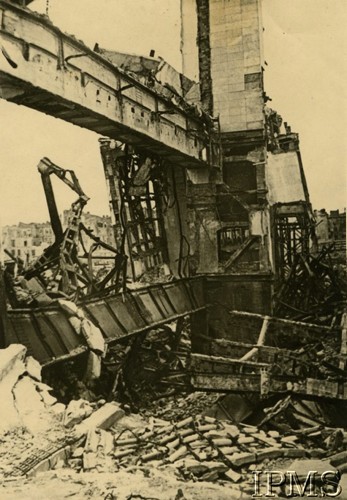 Ok. 1945-1946, Warszawa, Polska.
Ruiny Dworca Głównego.
Fot. NN, Instytut Polski i Muzeum im. gen. Sikorskiego w Londynie
