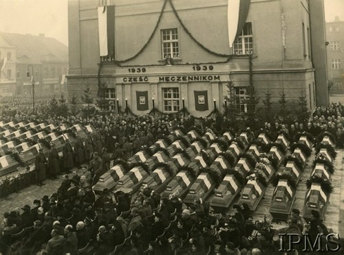 7.11.1945, Kościan, Polska.
Uroczysty pogrzeb obywateli miasta (w tym Franciszka Leśniaka, kierownika szkoły w Bieżynie, pow. Kościan) rozstrzelanych przez hitlerowców w 1939 r. Trumny na rynku przed Ratuszem ozdobionym biało-czerwonymi flagami, nad drzwiami wisi hasło: 