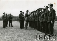 1941, Anglia, Wielka Brytania.
Generał Janusz Głuchowski odznacza czeskich lotników. Od lewej: major dyplomacji A. Minkiewicz (prawdopodobnie 1. od lewej), czescy oficerowie i major dyplomacji Tadeusz Szumowski (5. od lewej).
Fot. NN, Instytut Polski i Muzeum im. gen. Sikorskiego w Londynie  [teczka 129]