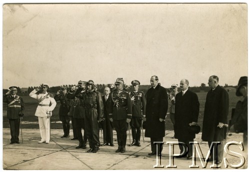 25.06.1933, Warszawa, Polska.
Wizyta brata króla Rumunii księcia Mikołaja. Powitanie na płycie lotniska na Polu Mokotowskim. Od lewej w pierwszym rzędzie widoczni: książe Mikołaj (w pilotce), generał Bolesław Wieniawa-Długoszowski, minister spraw zagranicznych Józef Beck, poseł nadzwyczajny i minister pełnomocny Rumunii w Polsce Victor Cadere i komisarz rządu m. st. Warszawy Władysław Jaroszewicz. W drugim rzędzie widoczni: minister komunikacji Michał Butkiewicz (na prawo za księciem) oraz ppłk Adam Sokołowski (na lewo za J. Beckiem). 
Fot. W. Piekiel, Wojskowy Instytut Naukowy-Wydawniczy, Instytut Polski i Muzeum im. gen. Sikorskiego w Londynie  [teczka 81]
