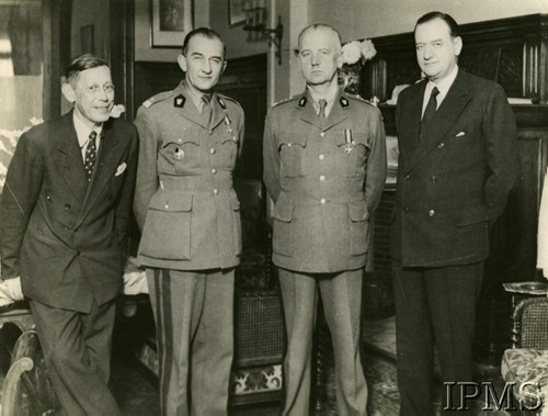 1.07.1943, Kair, Egipt.
Stoją od lewej: dr Józef Retinger, doradca gen. Sikorskiego, gen. Tadeusz Klimecki, szef sztabu, gen. Władysław Sikorski i poseł Tadeusz Zażuliński.
Fot. NN, Instytut Polski i Muzeum im. gen. Sikorskiego w Londynie