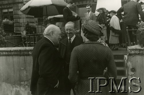 6.07.1949, Londyn, Anglia, Wielka Brytania.
Uroczystość zorganizowana w rocznicę śmierci generała Władysława Sikorskiego w Instytucie Historycznym im. gen. Sikorskiego. Uczestniczył w niej m.in. były premier Wielkiej Brytanii Winston Churchill (1. z lewej).
Fot. NN, Instytut Polski i Muzeum im. gen. Sikorskiego w Londynie  [teczka 173]