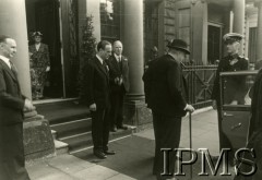 6.07.1949, Londyn, Anglia, Wielka Brytania.
Uroczystość zorganizowana w rocznicę śmierci generała Władysława Sikorskiego w Instytucie Historycznym im. gen. Sikorskiego. Uczestniczył w niej m.in. były premier Wielkiej Brytanii Winston Churchill. Na zdjęciu członek Zarządu Instytutu Stefan Zamoyski wita W. Churchilla (2. z prawej) przed budynkiem Instytutu.
Fot. NN, Instytut Polski i Muzeum im. gen. Sikorskiego w Londynie  [teczka 173]