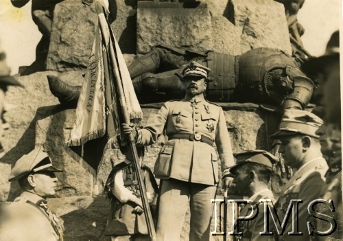 Październik 1930, Kraków, Polska.
Przewodniczący Związku Hallerczyków gen.  Józef Haller ze sztandarem krakowskiego oddziału Związku Hallerczyków w ręku wygłasza przemówienie pod pomnikiem Grunwaldzkim na placu Matejki.
Fot. NN, Instytut Polski i Muzeum im. gen. Sikorskiego w Londynie  [teczka 174]