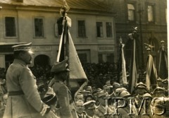 Październik 1930, Kraków, Polska.
Uroczystość poświęcenia sztandaru krakowskiego oddziału Związku Hallerczyków pod pomnikiem Grunwaldzkim na placu Matejki. Na zdjęciu przewodniczący Związku Hallerczyków gen. Józef Haller (1. z lewej) oraz  prezes Zarządu Głównego Związku Hallerczyków Izydor Modelski 
ze sztandarem krakowskiego oddziału Związku Hallerczyków.
Fot. NN, Instytut Polski i Muzeum im. gen. Sikorskiego w Londynie  [teczka 174]