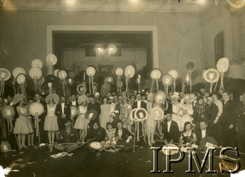 Lata 30., Polska.
Uczestnicy balu maskowego.
Fot. NN, Instytut Polski i Muzeum im. gen. Sikorskiego w Londynie  [teczka 174]