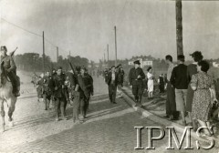 1920-1939, Polska.
Grupa żołnierzy stojących na drodze. Po prawej w mundurze policjant.
Fot. NN, Instytut Polski i Muzeum im. gen. Sikorskiego w Londynie  [teczka 186]