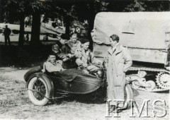 1938, Polska.
Żołnierze 22 Eskadry Liniowej. W tle bombowiec rozpoznawczy PZL.23 Karaś.
Fot. NN, Instytut Polski i Muzeum im. gen. Sikorskiego w Londynie  [teczka 186]