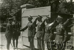 1932, Warszawa, Polska.
Japoński książę Kaja z wizytą w 1 Pułku Szwoleżerów Józefa Piłsudskiego. Od prawej: książę, dowódca 2 Dywizji Kawalerii generał Bolesław Wieniawa-Długoszowski, dowódca 1 Pułku Szwoleżerów Józefa Piłsudskiego pułkownik Antoni Durski-Trzaska, rotmistrz Jan Motz, podpułkownik Józef Trepto i major Zdzisław Dziadulski.
Fot. NN, Instytut Polski i Muzeum im. gen. Sikorskiego w Londynie  [teczka 186]