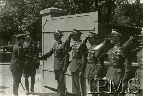1932, Warszawa, Polska.
Japoński książę Kaja z wizytą w 1 Pułku Szwoleżerów Józefa Piłsudskiego. Od prawej: książę, dowódca 2 Dywizji Kawalerii generał Bolesław Wieniawa-Długoszowski, dowódca 1 Pułku Szwoleżerów Józefa Piłsudskiego pułkownik Antoni Durski-Trzaska, rotmistrz Jan Motz, podpułkownik Józef Trepto i major Zdzisław Dziadulski.
Fot. NN, Instytut Polski i Muzeum im. gen. Sikorskiego w Londynie  [teczka 186]