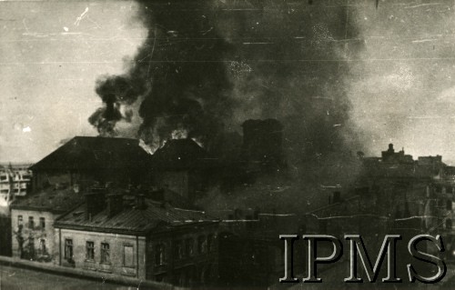 23.08.1944, Warszawa, Generalne Gubernatorstwo.
Pożar Kościoła św. Krzyża na Krakowskim Przedmieściu. Widok od strony oficyn przy ulicy Czackiego.
Fot. NN, Instytut Polski i Muzeum im. gen. Sikorskiego w Londynie  [teczka 24]