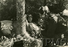 Październik 1943, okolice Lublina, Generalne Gubernatorstwo.
Żołnierze 9 Pułku Piechoty Legionów Armii Krajowej. Po prawej żołnierz nawiązuje łączność radiową.
Fot. NN, Instytut Polski i Muzeum im. gen. Sikorskiego w Londynie  [teczka 24]