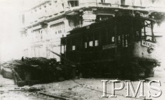 1-10.08.1944, Warszawa, Generalne Gubernatorstwo.
Tramwaj linii nr 1 (Wawrzyszewska-Wierzbno) stanowiący fragment barykady nieopodal kamienicy przy Marszałkowskiej 127 w czasie powstania warszawskiego.
Sygn. 20326 Fot. NN, Instytut Polski i Muzeum im. gen. Sikorskiego w Londynie  [teczka 24]