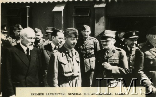 12.05.1945, Londyn, Anglia, Wielka Brytania.
Naczelny Wódz Wojska Polskiego były dowódca Armii Krajowej generał Tadeusz Bór-Komorowski po uwolnieniu z obozu jenieckiego, po wylądowaniu w Anglii.  Na pierwszym planie od lewej premier RP Tomasz Arciszewski, generał Tadeusz Bór-Komorowski, minister obrony narodowej generał Marian Kukiel
Fot. NN, Instytut Polski i Muzeum im. gen. Sikorskiego w Londynie  [teczka 24]