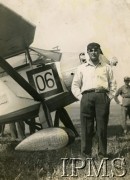 Sierpień 1932, brak miejsca.
Międzynarodowe Zawody Samolotów Turystycznych Challenge 1932. Kpt. Franciszek Żwirko obok samolotu RWD-6.
Fot. NN, Instytut Polski i Muzeum im. gen. Sikorskiego w Londynie  [teczka 27A]