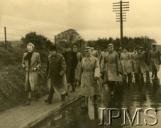 22.10.1940, Szkocja, Wielka Brytania.
Premier Wielkiej Brytanii Winston Churchill (2. z lewej) i Naczelny Wódz Polskich Sił Zbrojnych generał Władysław Sikorski (3. z lewej) wizytują 1. Brygadę Strzelców. Towarzyszą im m.in. Clementine Churchill (1. z lewej z przodu), minister spraw zagranicznych Edward Raczyński (idzie między W. Churchillem i W. Sikorskim).
Fot. NN, Instytut Polski i Muzeum im. gen. Sikorskiego w Londynie  [teczka 80]