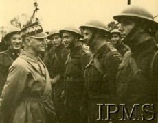 22.10.1940, Szkocja, Wielka Brytania.
Naczelny Wódz Polskich Sił Zbrojnych generał Władysław Sikorski wizytuje 1. Brygadę Strzelców. Towarzyszy mu m.in. generał Gustaw Paszkiewicz (1. z lewej za W. Sikorskim). W wizycie brał również udział premier Wielkiej Brytanii Winston Churchill.
Fot. NN, Instytut Polski i Muzeum im. gen. Sikorskiego w Londynie  [teczka 80]