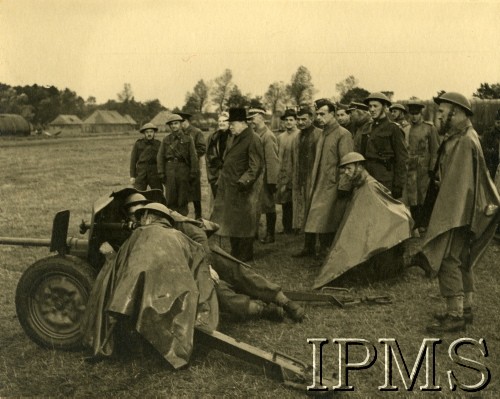 22.10.1940, Szkocja, Wielka Brytania.
Premier Wielkiej Brytanii Winston Churchill (na pierwszym planie w kapeluszu) i Naczelny Wódz Polskich Sił Zbrojnych generał Władysław Sikorski (stoi za W. Churchillem) wizytują 1. Brygadę Strzelców. Towarzyszą im m.in. Clementine Churchill (stoi po prawej stronie gen. Sikorskiego), generał Tadeusz Klimecki (4. od lewej w furażerce).
Fot. NN, Instytut Polski i Muzeum im. gen. Sikorskiego w Londynie  [teczka 80]