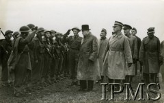 22.10.1940, Szkocja, Wielka Brytania.
Premier Wielkiej Brytanii Winston Churchill (w kapeluszu) i Naczelny Wódz Polskich Sił Zbrojnych generał Władysław Sikorski (idzie z przodu 1. z prawej) wizytują 1. Brygadę Strzelców. Towarzyszą im m.in. generał Gustaw Paszkiewicz (salutuje) i generał Tadeusz Klimecki (widoczny między W. Churchillem i W. Sikorskim).
Fot. NN, Instytut Polski i Muzeum im. gen. Sikorskiego w Londynie  [teczka 80]