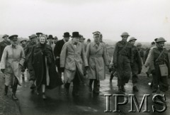 22.10.1940, Szkocja, Wielka Brytania.
Premier Wielkiej Brytanii Winston Churchill (w kapeluszu) i Naczelny Wódz Polskich Sił Zbrojnych generał Władysław Sikorski (idzie z lewej strony W. Churchilla) wizytują 1. Brygadę Strzelców. Towarzyszą im m.in. generał Gustaw Paszkiewicz (idzie z lewej strony W. Sikorskiego) i Clementine Churchill (idzie z prawej strony W. Churchilla).
Fot. NN, Instytut Polski i Muzeum im. gen. Sikorskiego w Londynie  [teczka 80]