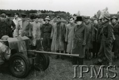 22.10.1940, Szkocja, Wielka Brytania.
Premier Wielkiej Brytanii Winston Churchill (na pierwszym planie w kapeluszu) wizytuje 1. Brygadę Strzelców. Premier ogląda działo.
Fot. NN, Instytut Polski i Muzeum im. gen. Sikorskiego w Londynie  [teczka 80]