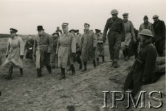 22.10.1940, Szkocja, Wielka Brytania.
Premier Wielkiej Brytanii Winston Churchill (w kapeluszu) i Naczelny Wódz Polskich Sił Zbrojnych generał Władysław Sikorski (idzie z przodu 3. z lewej) wizytują 1. Brygadę Strzelców. Towarzyszą im generał Gustaw Paszkiewicz (1. od prawej w okrągłym hełmie).
Fot. NN, Instytut Polski i Muzeum im. gen. Sikorskiego w Londynie  [teczka 80]