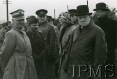 22.10.1940, Szkocja, Wielka Brytania.
Premier Wielkiej Brytanii Winston Churchill (w kapeluszu) i Naczelny Wódz Polskich Sił Zbrojnych generał Władysław Sikorski (1. z lewej) wizytują 1. Brygadę Strzelców. Towarzyszą im m.in. minister spraw zagranicznych Edward Raczyński (1. z prawej, za W. Churchillem), Clementine Churchill, generał Marian Kukiel.
Fot. NN, Instytut Polski i Muzeum im. gen. Sikorskiego w Londynie  [teczka 80]