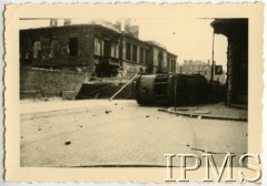 Sierpień 1944, Warszawa, Generalne Gubernatorstwo.
Powstanie Warszawskie, wykolejony tramwaj na ul. Miodowej, widok od skrzyżowania z Kapucyńską. Po lewej ruiny Pałacu Szaniawskich - Miodowa 8, a w tle widać Pałac Małachowskich przy skrzyżowaniu z ul. Senatorską.
Fot. NN, Instytut Polski i Muzeum im. gen. Sikorskiego w Londynie  [teczka 81]