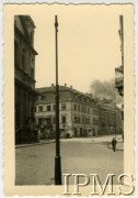 Sierpień 1944, Warszawa, Generalne Gubernatorstwo.
Powstanie Warszawskie, widok na kamienicę Dulfusa przy ulicy Freta 1. Po lewej stronie na pierwszym planie widać fragment kościoła paulinów pod wezwaniem Św. Ducha przy ulicy Długiej 3.
Fot. NN, Instytut Polski i Muzeum im. gen. Sikorskiego w Londynie  [teczka 81]