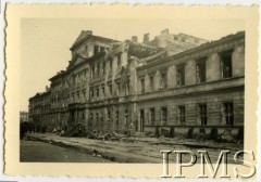 Sierpień 1944, Warszawa, Generalne Gubernatorstwo.
Powstanie Warszawskie, budynek dawnego Collegium Nobilium przy ul Miodowej 22/24 (widok w stronę placu Krasińskich spod kamienicy Lessera) 
Fot. NN, Instytut Polski i Muzeum im. gen. Sikorskiego w Londynie  [teczka 81]