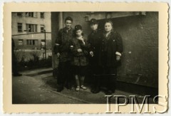 Sierpień 1944, Warszawa, Generalne Gubernatorstwo.
Powstanie Warszawskie, grupa powstańców.
Fot. NN, Instytut Polski i Muzeum im. gen. Sikorskiego w Londynie  [teczka 81]